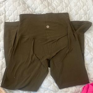 size 4 dark green cropped lulu lemons